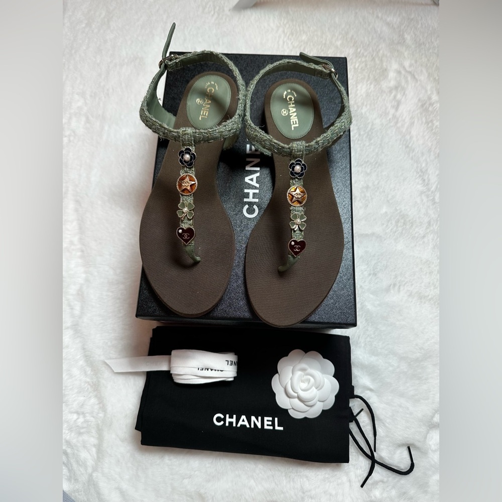 CHANEL Women's Sandals with Green Straps-Thongs,Tweed brand new with box